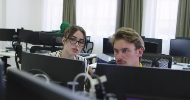 Δύο Κομψά Ντυμένοι Νέοι Συνάδελφοι Που Χρησιμοποιούν Έναν Υπολογιστή Και — Αρχείο Βίντεο