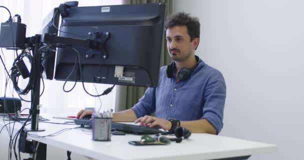 Programador Masculino Trabalhando Computador Mesa Enquanto Por Mesa Uma Mesa — Vídeo de Stock