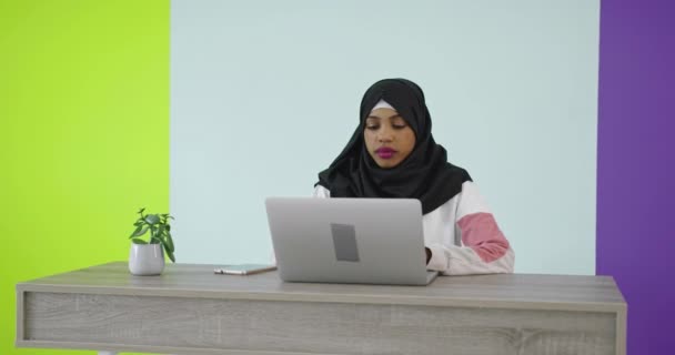 Mujer Hermosa Feliz Pañuelo Cabeza Hijab Usando Teléfono Móvil Con — Vídeos de Stock