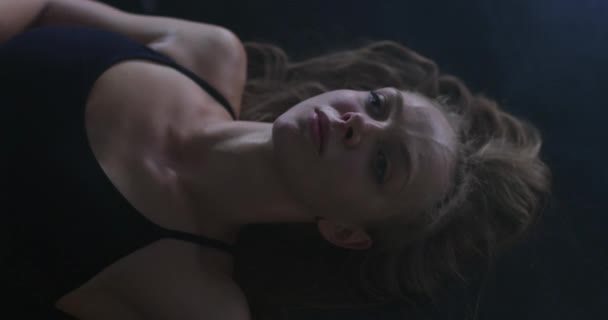 Donna Ballerina Contemporanea Che Riposa Dopo Performance Studio Danza Artistica — Video Stock