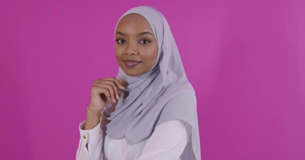 Ung Modern Muselman Afrikansk Svart Afro Skönhet Bär Traditionella Islamiska — Stockvideo