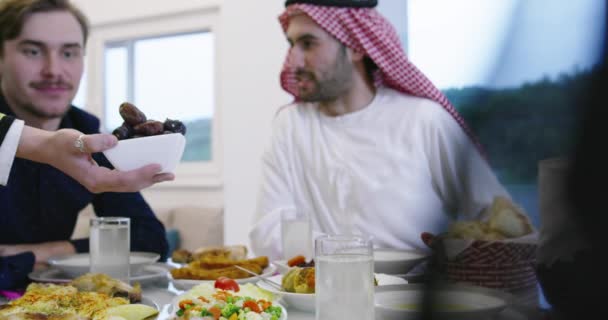 Muslimská Rodina Sušenými Datle Jako Svačinka Pro Zastavení Hostiny Během — Stock video
