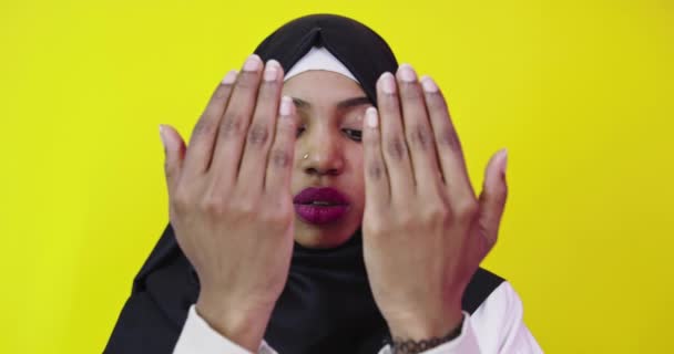 Hermosa Chica Musulmana Afroamericana Usando Hijab Rezando Fondo Color Alá — Vídeo de stock