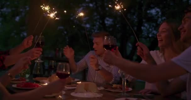 Grupo Amigos Felizes Celebrando Férias Férias Usando Aspersores Bebendo Vinho — Vídeo de Stock