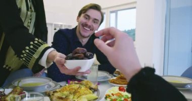 Müslüman aile, Ramazan ayındaki ziyafeti durdurmak için çerez niyetine tarihi kuruttu