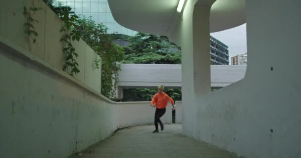 Mujer Joven Con Sudadera Corriendo Por Ciudad Nocturna Estilo Vida — Vídeos de Stock