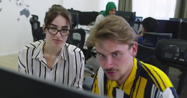 Başlangıç Ofisinde Iki Genç Arkadaşı Bilgisayar Kullanıyor Birlikte Konuşuyorlar — Stok video