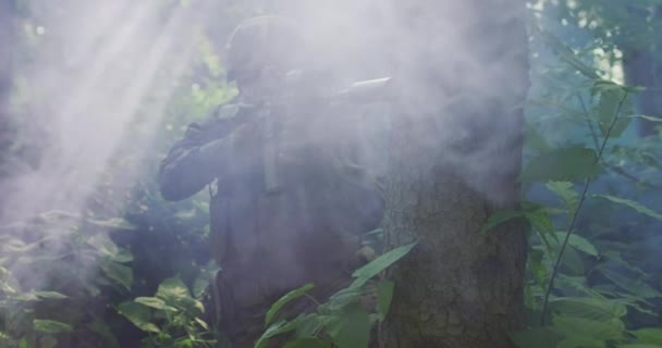 Στρατιωτική Δράση Λαμβάνει Χώρα Στο Πυκνό Καπνιστό Δάσος Solider Περιμένει — Αρχείο Βίντεο