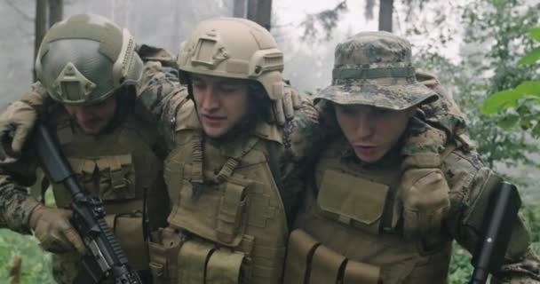 Tropas Médicas Salvando Soldado Floresta Densa Durante Ação Militar Soldado — Vídeo de Stock