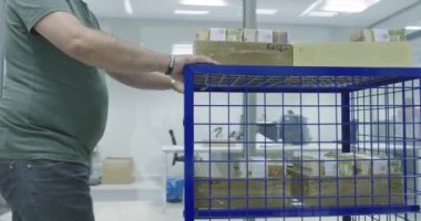 Parayı güvenli ya da bankada taşıyan adam, para koruma ve ulaşım kavramı