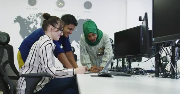 Skupina Mladých Multietnických Spolupracovníků Oblečených Příležitostně Spolupracujících Počítačovém Monitoru Při — Stock video