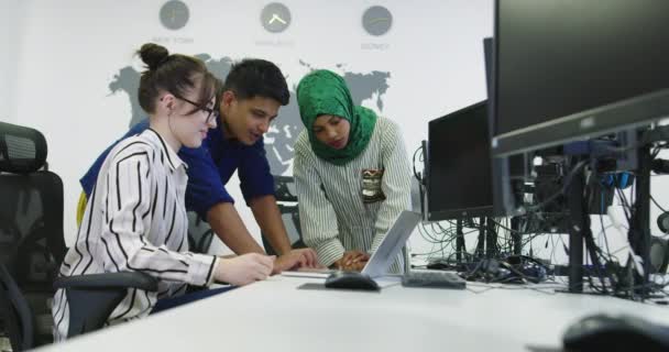 一群身着便装的年轻多族裔同事在现代开放办公室的电脑监控器前临时工作 — 图库视频影像