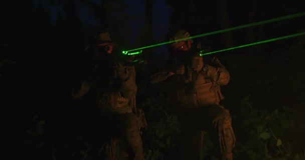 Lutadores Uma Unidade Especial Movem Através Floresta Noite Com Incêndio — Vídeo de Stock