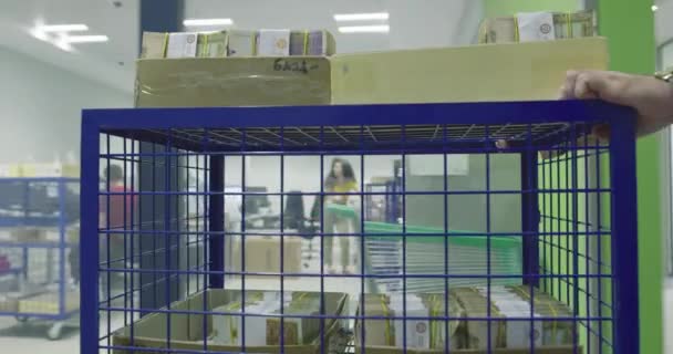 Hombre Transportando Dinero Caja Fuerte Banco Protección Del Dinero Concepto — Vídeos de Stock