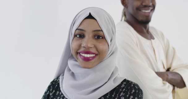 전통적 이슬람 복장을 백인들의 배경을 반대하는 아프리카 남녀의 — 비디오