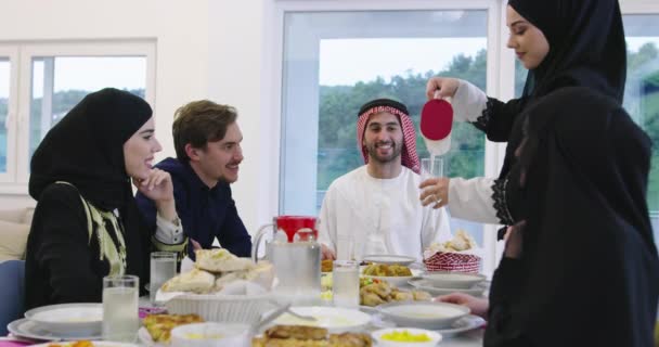 Famille Traditionnelle Musulmane Ensemble Dîner Sur Table Maison Durnig Ramadan — Video