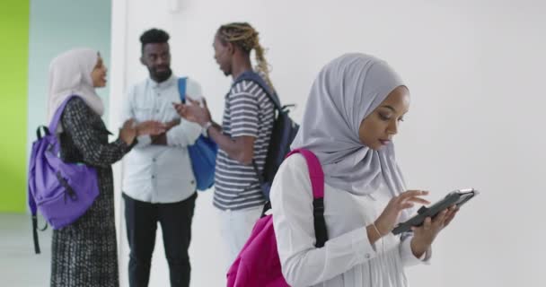 Afrikansk Kvinnlig Student Med Grupp Vänner Bakgrunden Bär Traditionella Islamiska — Stockvideo