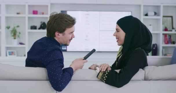 Pasangan Muslim Muda Menonton Sofa Sebelum Iftar — Stok Video