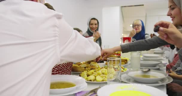 Familientreff Isst Während Des Ramadan Hause Abend — Stockvideo