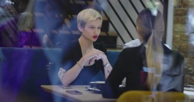 Genç iş adamlarından oluşan bir grup bir masada toplandı. Kafede ilginç bir fikir ve beyin fırtınası hakkında tartıştılar.