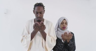 Ramazan 'da geleneksel Sudan kıyafetlerini giyip geleneksel Fatiha duası yapan Afrikalı Müslüman çift. 