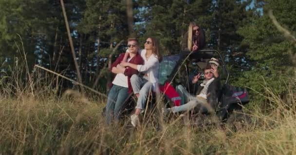 Groep Van Jonge Hipster Paar Genieten Van Ochtendzon Road Auto — Stockvideo