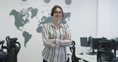 Mutlu gülümseyen müşteri hizmetleri çağrı merkezi desteği, ofiste duran resepsiyonist iş kadını