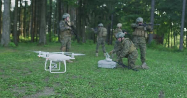 Leger Ingenieur Met Behulp Van Drone Vijandelijke Volledige Militaire Actie — Stockvideo