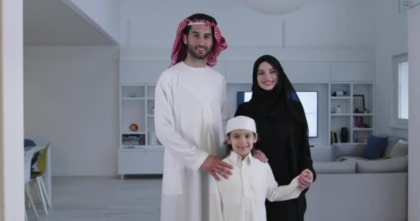 Giovane Famiglia Araba Con Bambino Casa Moderna Durante Ramadan — Video Stock