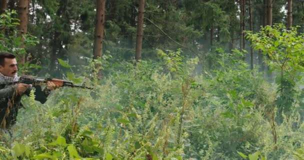 Terroristas Que Atravessam Florestas Densas Com Fumaça Neblina Fundo Terroristas — Vídeo de Stock