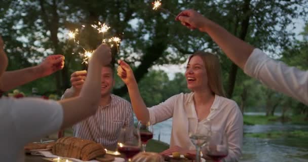 Grupo Amigos Felices Celebrando Vacaciones Usando Aspersores Bebiendo Vino Tinto — Vídeos de Stock