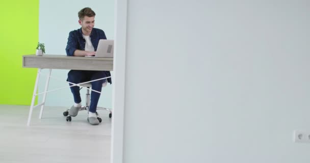 Schöner Junger Mann Mit Laptop Einem Modernen Büro Freiberufler Arbeitet — Stockvideo