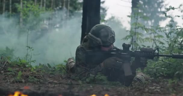 士兵使用特殊装备 武器和战术装置 并在枪林弹雨中穿行 — 图库视频影像
