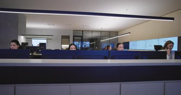 Security Control Room Operator Bei Der Arbeit Security System Operator — Stockvideo