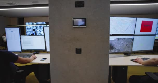 监视室使用无线电发射机的男警卫 安全和监视的概念 — 图库视频影像