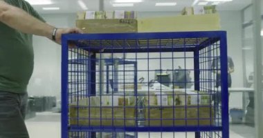 Parayı güvenli ya da bankada taşıyan adam, para koruma ve ulaşım kavramı