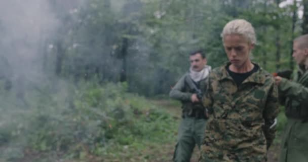 Terroryści Bronią Złapali Kobietę Żołnierza Zakładnika Gęstym Lesie Dymem Tle — Wideo stockowe