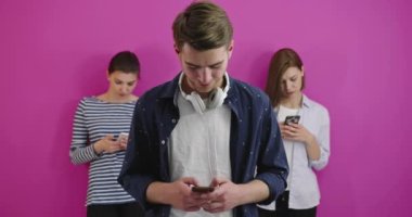 Renkli arka plan öğrencileri akıllı telefonlar kullanıyor, eğleniyor ve mesaj gönderiyor. 