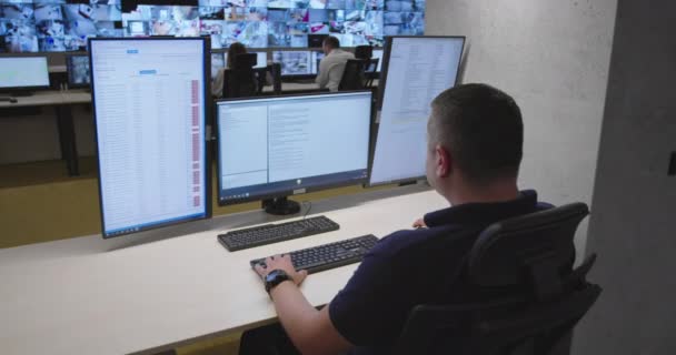 Operador Sala Control Seguridad Trabajo Operador Sistema Seguridad Mirando Cctv — Vídeo de stock