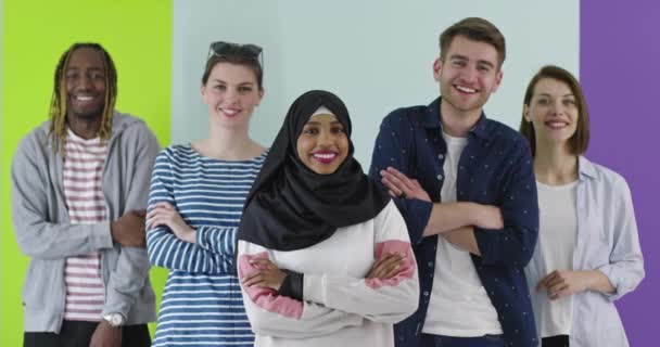 多様性学生の友達幸福の概念 大学での色の背景上のカメラを見て学生のグループ — ストック動画