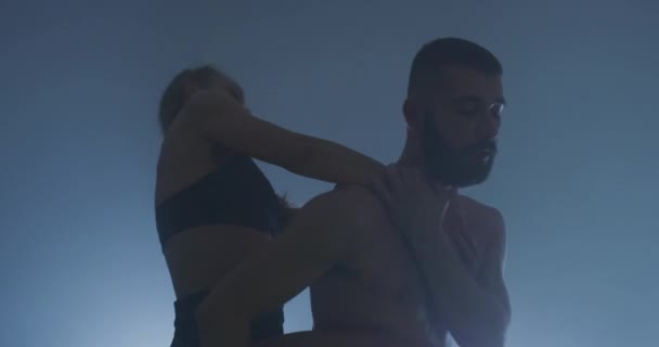 Unga Människor Som Utför Elegant Danskoreografi Samtida Konstdansare Som Preformar — Stockvideo
