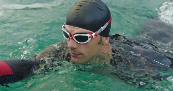 Nageur Triathlète Ayant Une Pause Lors Entraînement Intense Sur Lac — Video