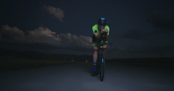 Nachtfahrradtraining Des Triathlons Auf Einem Professionellen Rennrad Gesundes Intensives Training — Stockvideo