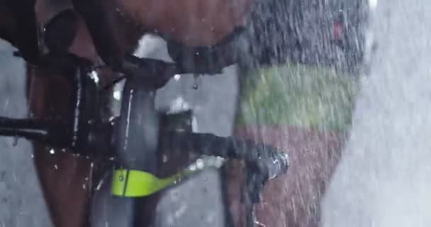 Триатлон Атлет Профессиональном Гоночном Велосипеде Интенсивной Тренировке Темноте Дождем Тренировки — стоковое видео