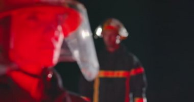 Kararlı triatlon atletinin yavaş çekim portresi hazırlanıyor ve güneş doğarken gölde yüzme eğitimi için gözlük şapkası ve dalış kıyafeti hazırlıyor. Seçici odak. 