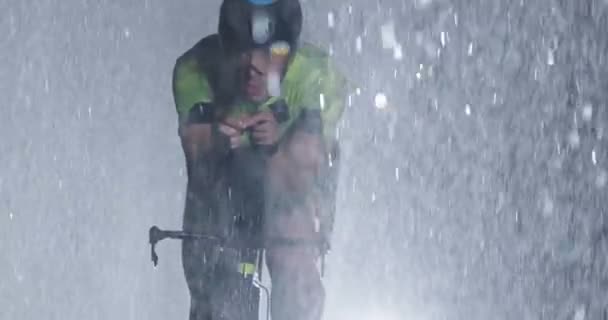 Triathlet Auf Einem Professionellen Rennrad Beim Intensiven Training Bei Dunkelheit — Stockvideo