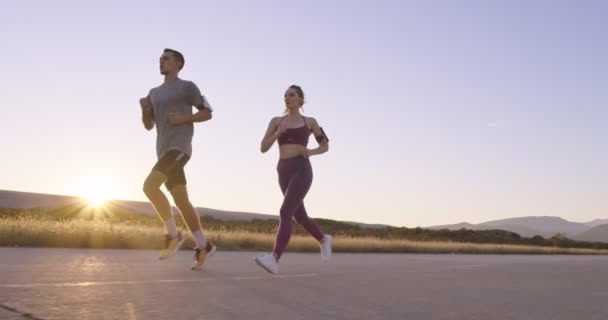 Sportovní Pár Jogging Venku Dopoledních Hodinách Stezka Běží Zkušenosti Přírodě — Stock video