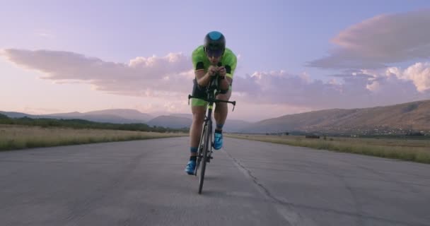 Allenamento Notturno Bicicletta Dell Atleta Triathlon Sella Una Bici Corsa — Video Stock