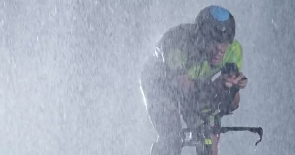 三项全能运动的运动员骑着专业的赛车赛 在雨天的黑暗中进行高强度的锻炼 在天气恶劣的雨夜进行训练或比赛 慢动作高质4K镜头 — 图库视频影像