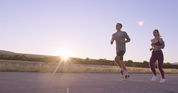 Pareja Deportiva Corriendo Aire Libre Por Mañana Sendero Corriendo Experiencia — Vídeos de Stock